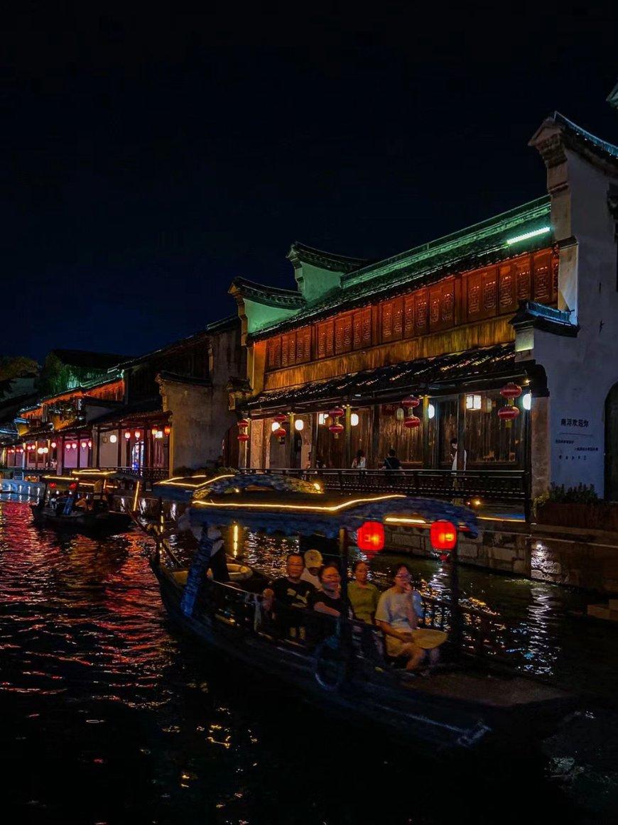 妈祖庙通常建在沿海，渔民通过祭祀妈祖，祈求海上平安